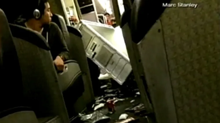 Panika u avionu: Ovako izgleda let iz najgore noćne more!