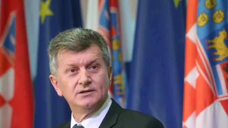 'Oni se samo igraju varanja naroda. Ustav ću promijeniti ja!'