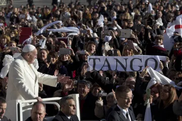 Papa u Rimu proslavio 78. rođendan: Tisuće ljudi pjevalo i plesalo tango