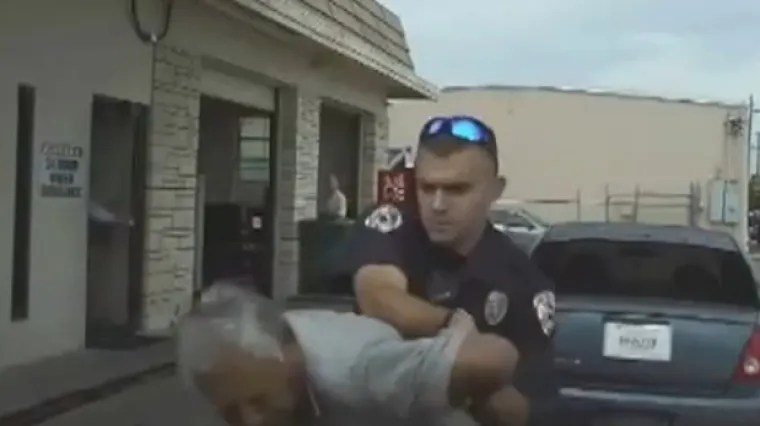 Brutalni policajac elektro&scaron;okerom napao nevinog starca