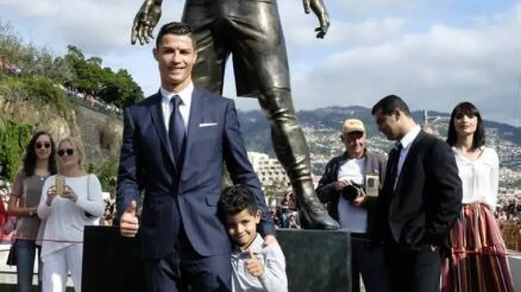 Ronaldov spomenik ima erekciju?!