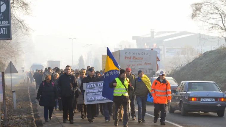 Veća skupina radnika iz Tuzle nastavila pohod prema Hrvatskoj