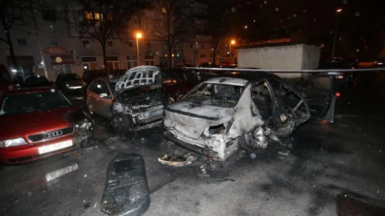 Na parkirali&scaron;tu izgorio BMW, vatra zahvatila jo&scaron; tri automobila