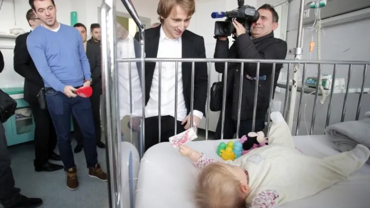 Luka Modrić odu&scaron;evio klince u Klaićevoj bolnici