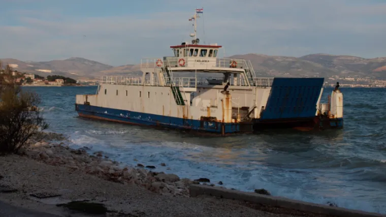 Trajekt se otrgnuo iz splitske luke i nasukao na plažu