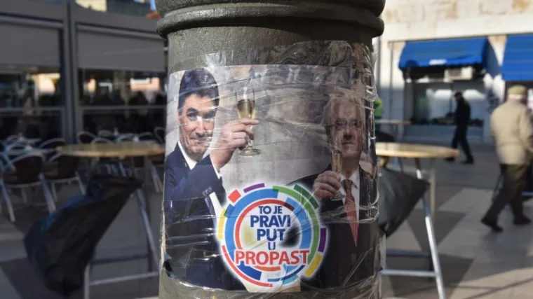 Osvanuli 'dorađeni' plakati: 'To je pravi put u propast'