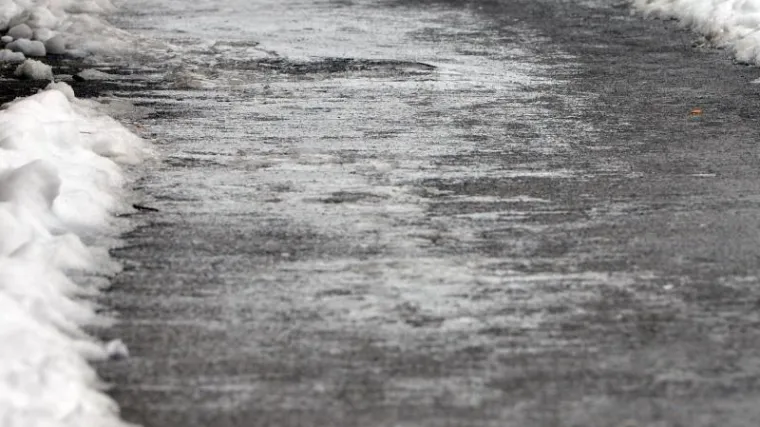 Vozači i pje&scaron;aci, oprez: Ledena ki&scaron;a se smrzava na tlu