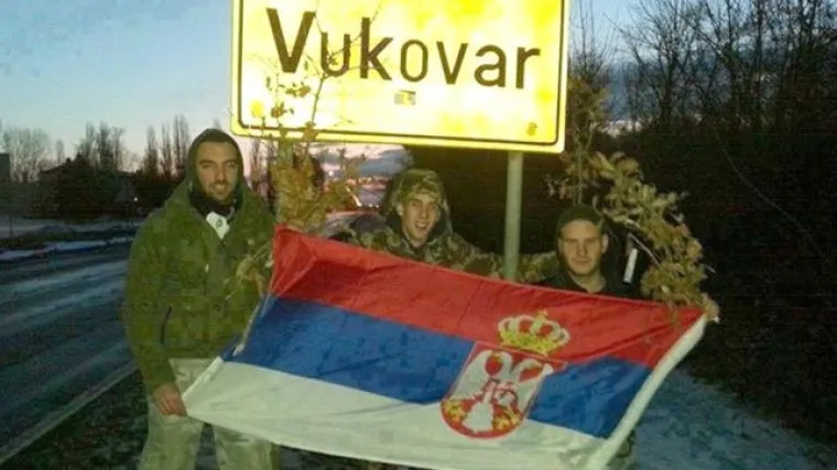 Trojica mladih Vukovaraca mahala srpskom zastavom!