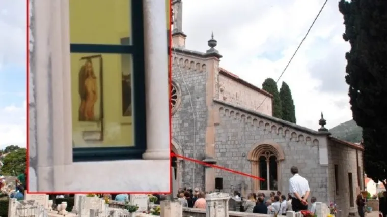 Ožalo&scaron;ćene na sprovodu dočekala slika gole žene u kapelici!