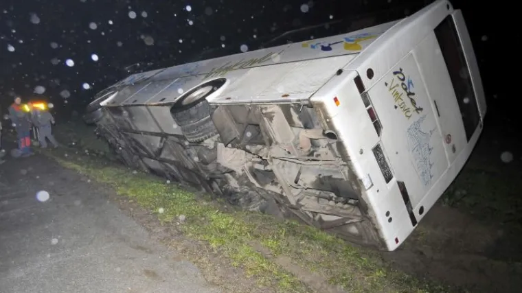 Sletio u provaliju: Tijela troje poginulih jo&scaron; uvijek u autobusu