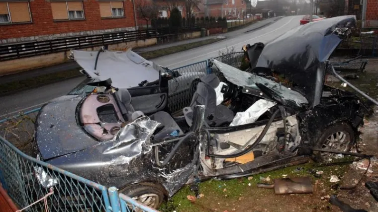 Autom se zaletio u kuću, poginula 19-godi&scaron;nja suvozačica