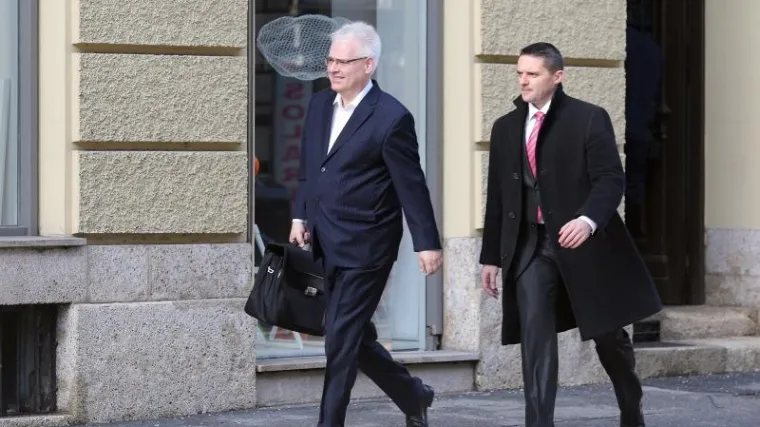 Josipović dan nakon poraza s osmijehom na licu krenuo na posao