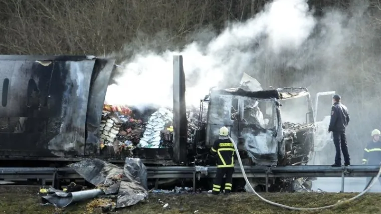 Sudarili se auto i kamion, u požaru izgorio vozač!
