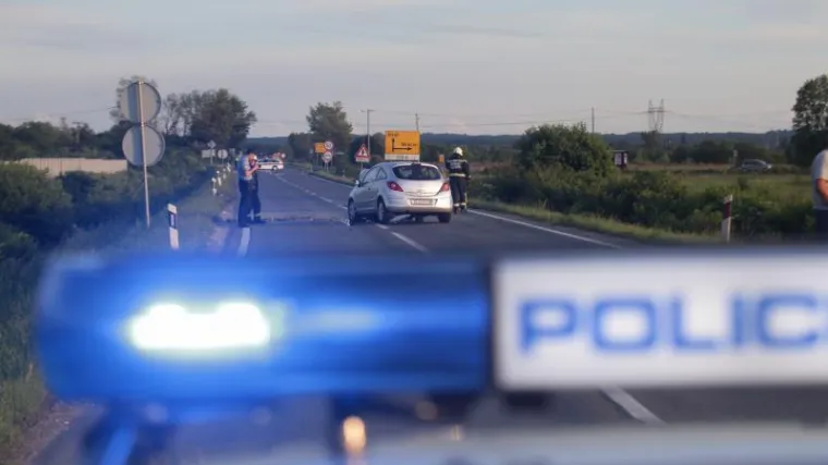 U sudaru automobila i kombija poginuo vozač