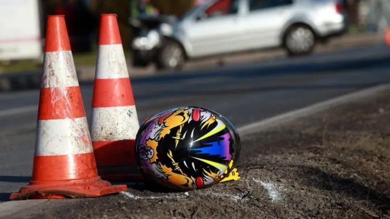 Mladi motociklist velikom brzinom naletio na automobil i poginuo