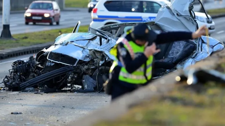 Kamion skrenuo u suprotni trak i smrskao automobil!