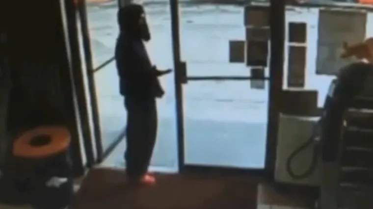 Htio opljačkati dućan, a onda je vidio nekog poznatog