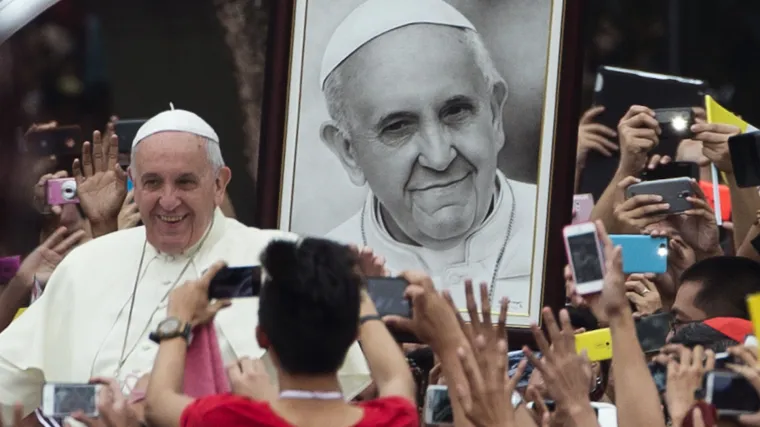 Na papinoj misi se &scaron;alili da imaju bombu, prijeti im pet godina zatvora