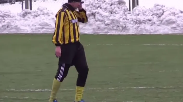 Nogometa&scaron; bez pardona telefonirao za vrijeme utakmice!