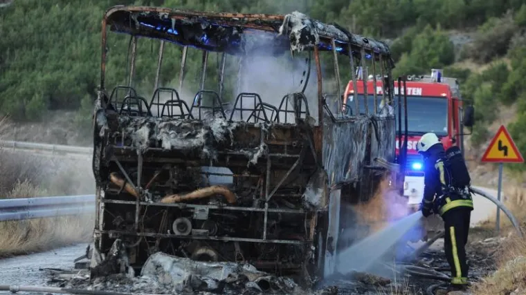 Izgorio autobus kod &Scaron;ibenika: Zapalila se i okolna &scaron;uma!