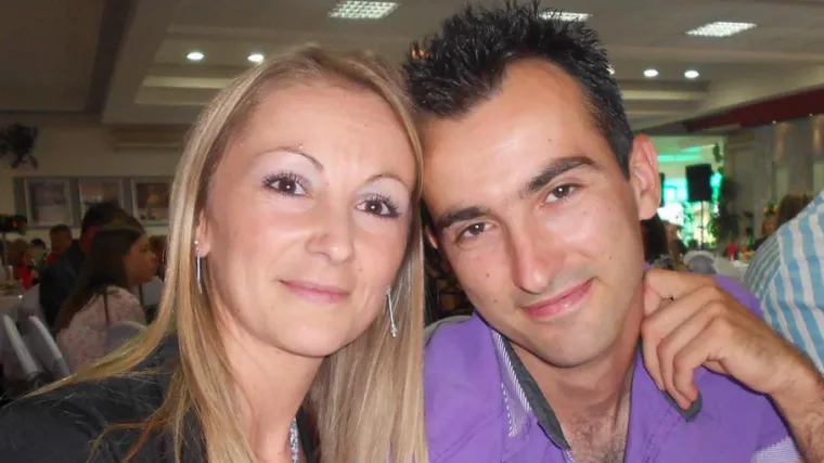 Zadavio suprugu u automobilu, a zatim se objesio o drvo