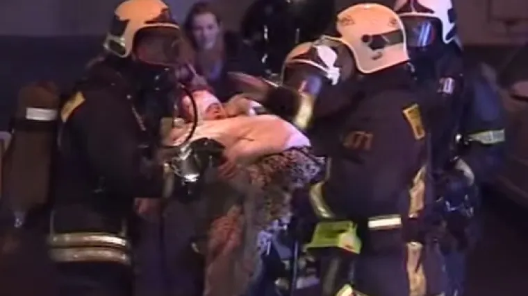 Skočio sa sinom sa sedmog kata i spasio obojici život!