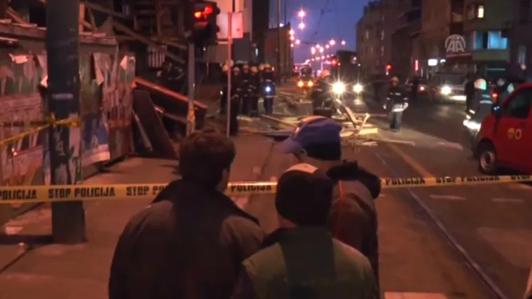 Strava u Sarajevu: Uru&scaron;ila se skela na zgradi, poginulo dvoje ljudi!