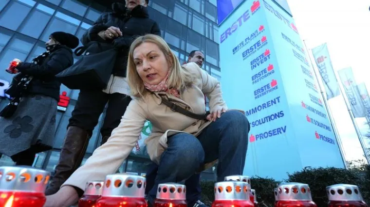 Članovi Udruge Franak zapalili posmrtne svijeće pred bankom u Rijeci