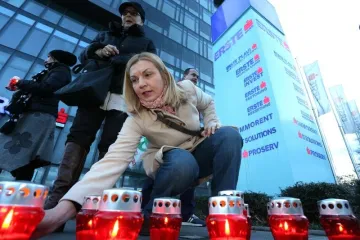 Članovi Udruge Franak zapalili posmrtne svijeće pred bankom u Rijeci