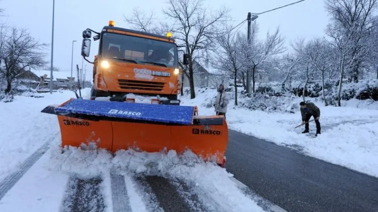 Snježna fronta stigla do Gorskog kotara i Like: Napadat će i više od pola metra