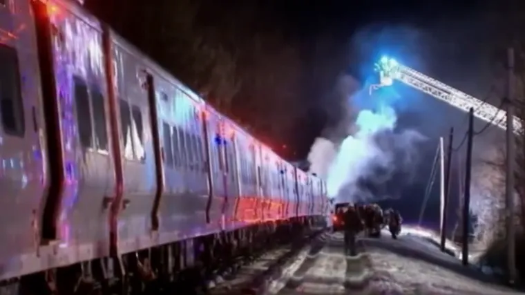 Vlak naletio na automobil: Poginula vozačica i &scaron;est putnika