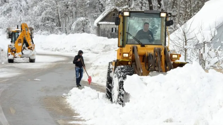 Snijeg se pretvara u led, temperatura manja i za 10 stupnjeva!