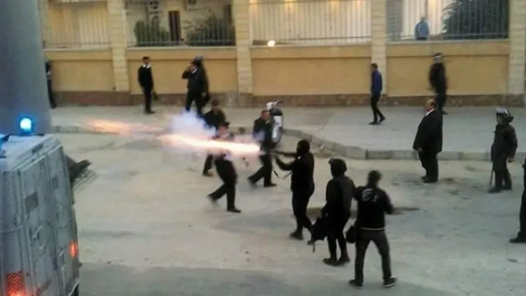 U sukobu policije i navijača poginulo najmanje 14 osoba!