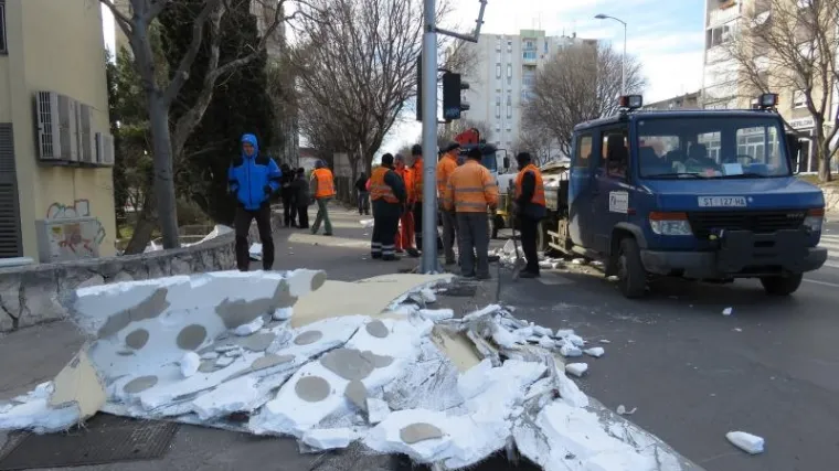 Od orkanskog udara bure u Splitu pala fasada sa zgrade!