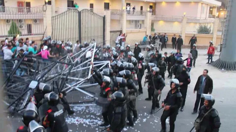 Traže se krivci za smrt 22 navijača, vlada prekinula prvenstvo!