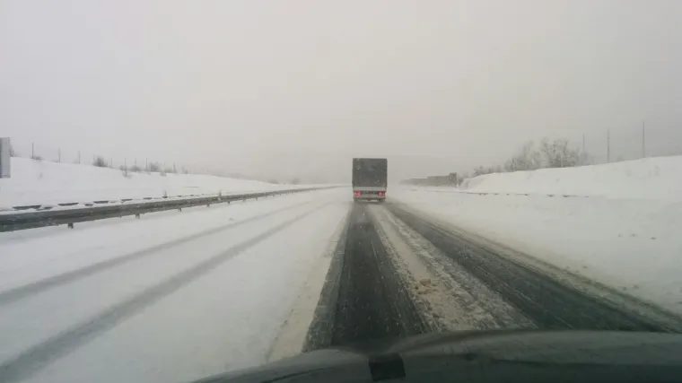 Obavezna zimska oprema, u Lici ceste skoro pa zatrpane!