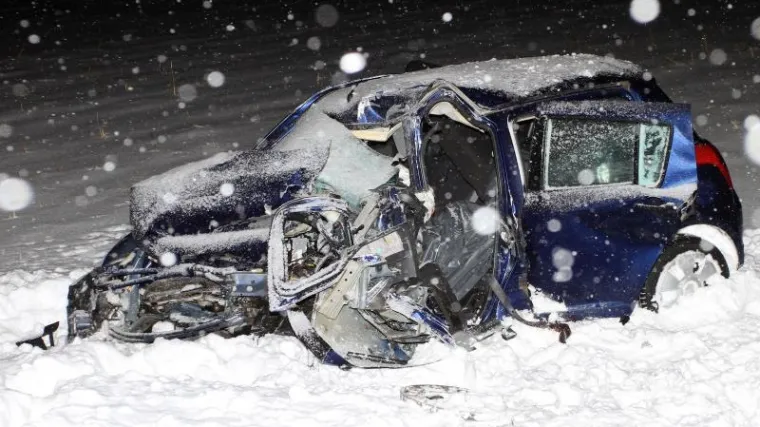 Kamion na zametenoj cesti pokosio auto, vozač ostao na mjestu mrtav