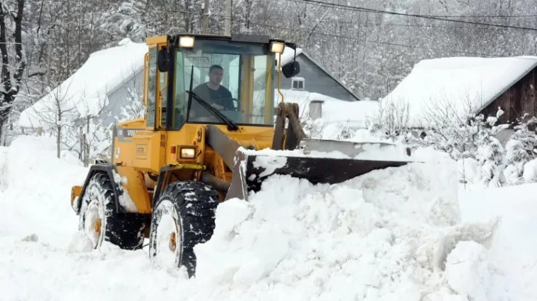 RTL sa spasilačkim službama u snijegom zametenima selima