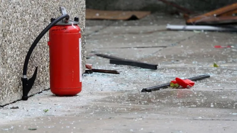 U dvori&scaron;te bačena bomba, popucala stakla na obližnjoj zgradi