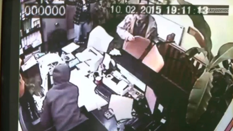 Maskirani pljačka&scaron; upao u mjenjačnicu, ali ovome se nije nadao!