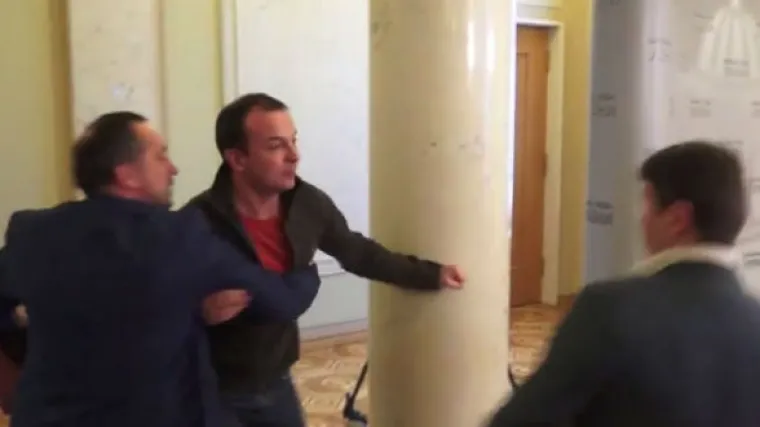 Ukrajinski zastupnici se potukli usred parlamenta