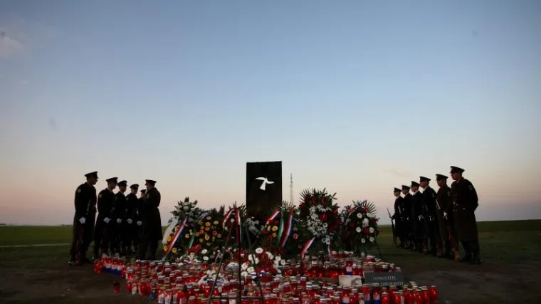 Okrivljeni za ratni zločin na Ovčari pu&scaron;teni da se brane sa slobode!