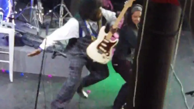 Pomahnitali Afroman nokautirao obožavateljicu na bini!