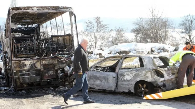 Automobil se zabio u autobus, oba vozila u potpunosti izgorjela!