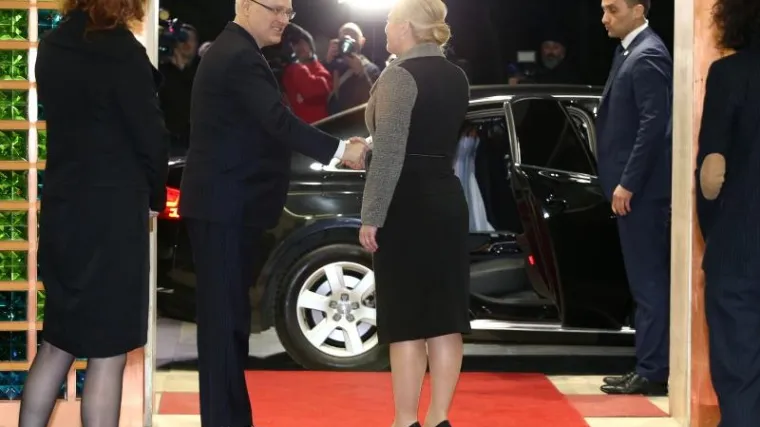 Josipović predao vlast, Grabar Kitarović mu poželjela sreću