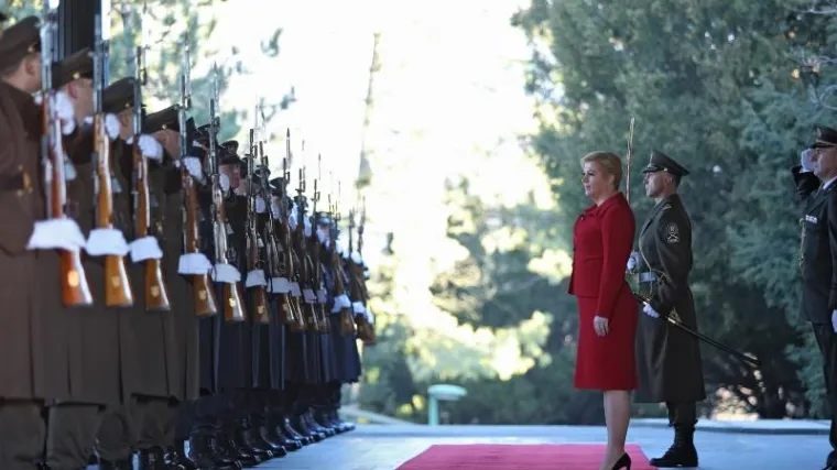 Nakon dočeka Počasno-za&scaron;titne bojne Kolinda zasjela za Tuđmanov stol