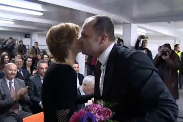 Ministar prometa šarmirao Švaljek buketom cvijeća!