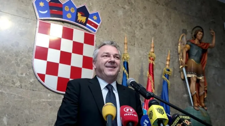 'Čudim se da nije zatražila sjednicu Vlade u nekom bavarskom institutu'