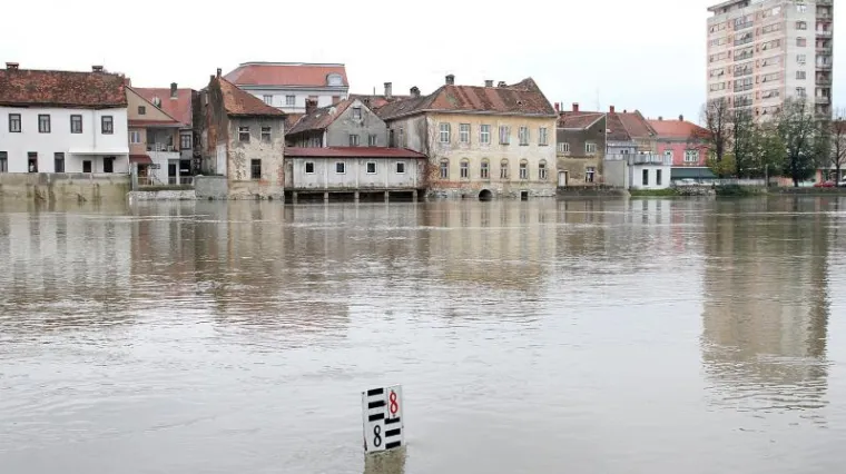 Zbog izlijevanja Kupe zatvorene ceste kod Karlovca