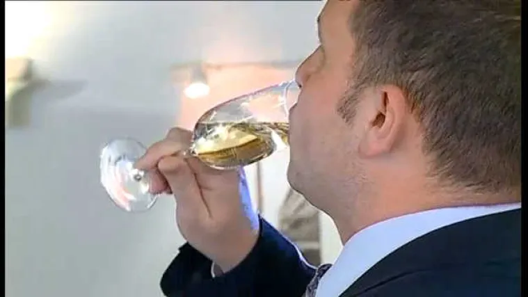 Ministar prometa čašicom šampanjca proslavio rast BDP-a